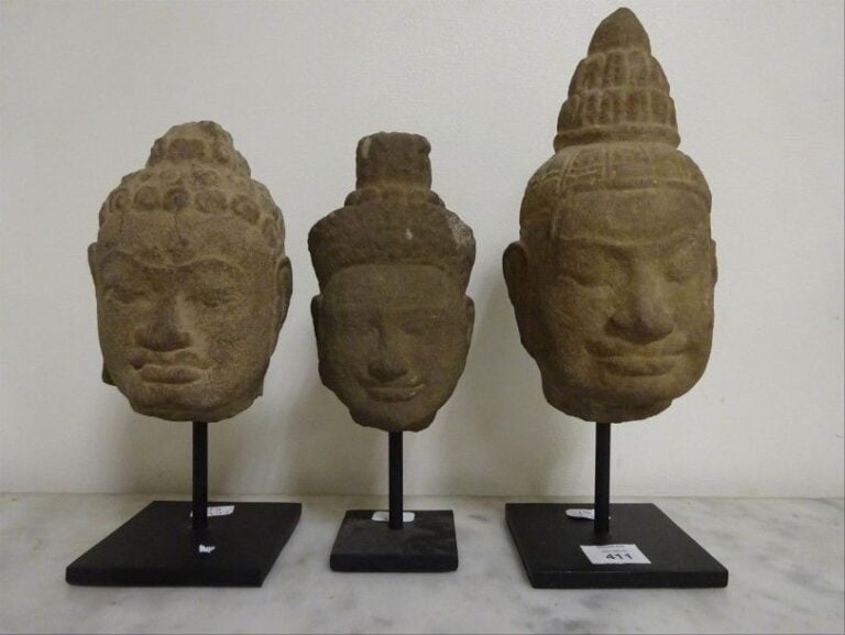 TETE DE BOUDDHA EN PIERRE De style, Cambodge Socle modern