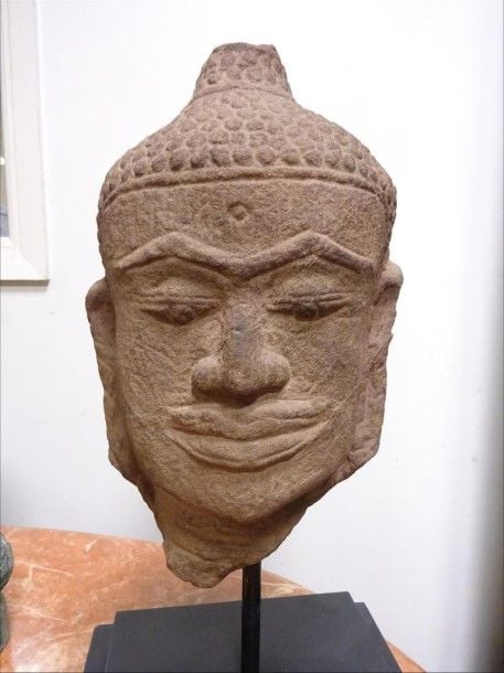 TETE DE BOUDDHA EN PIERRE Sculpture moderne, style Cham / Champa / Vietnam Fixée à un socle modern