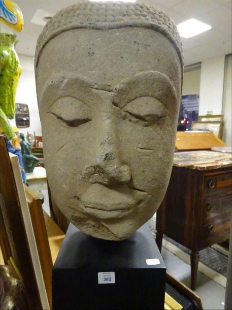 TETE DE BOUDDHA EN PIERRE Sculpture moderne / Sud-est asiatique Sculpture fragmentair