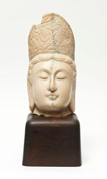 Tête de marbre d'un bodhisattva chinois dans le style de la dynastie Tan