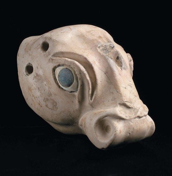TÊTE DE TAUREAU Tête en calcite blanche, aux yeux incrustés, naseaux profondément creusés et triangle frontal initialement incrust