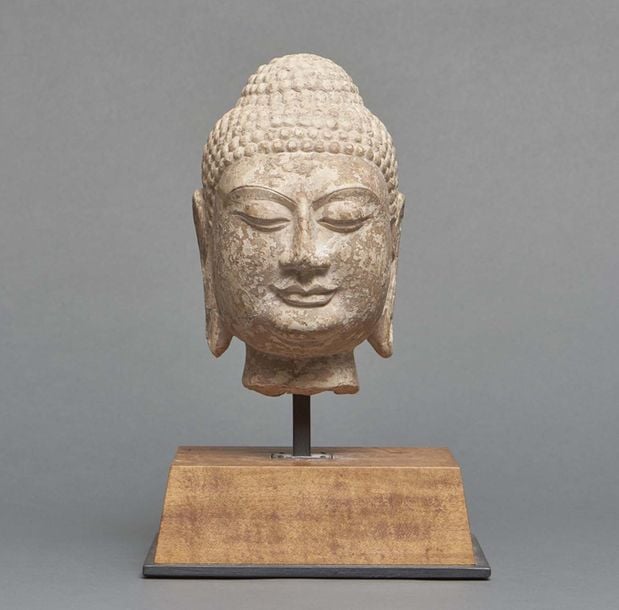 Tête en roche calcaire représentant un bouddha chinois dans le style des bouddhas de la ville de Qingzhou du VIème siècl