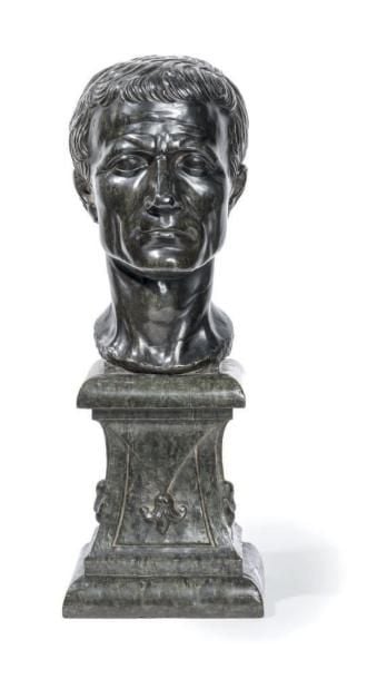 Tête en serpentine de Florence sculptée représentant Jules César; l'empereur est figuré de face, le visage sévère et coiffé «à l'antique