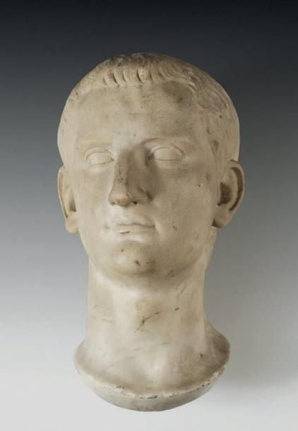 Tête sculptée en marbre blanc de Carrare représentant probablement August