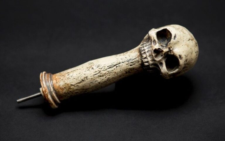 The Skulls Manche crâne utilisé lors de la scène d'initiation du film «The Skulls» avec Joshua Jackson - Certificat d'authenticité 2000 /