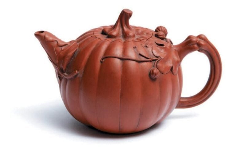 Théière chinoise de Yixing en forme de potiron (nangua) décorée d'un motif en appliqué figurant des feuilles et des fruit