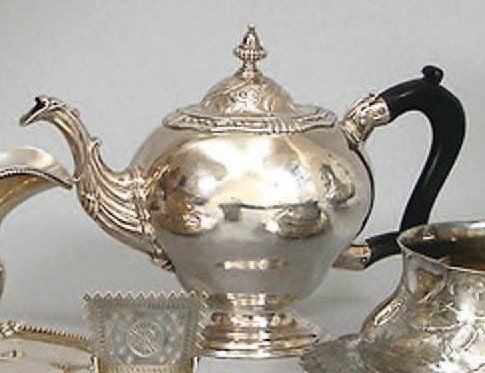 THÉIÈRE en argent quadripode à décor d'entrelacs et feuilles lancéolée