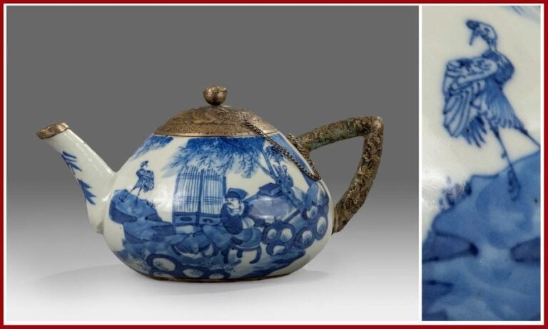 THEIERE EN FORME DE PÊCHE EN PORCELAINE DITE BLEU DE HUÊ