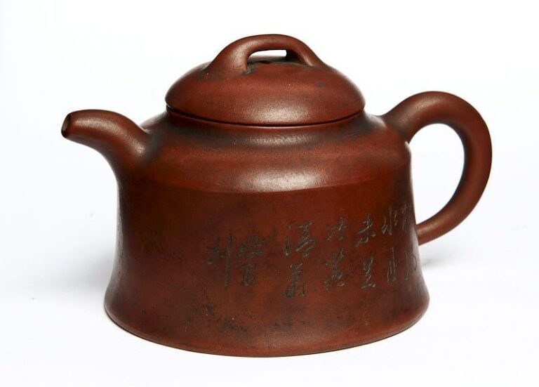 Théière ronde chinoise de style Yixing, gravée d'un décor floral ainsi que d'une inscriptio