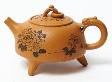 Théière Yixing de couleur marron-jaune de style ?huanlong sanzu' (dragon enroulé à trois griffes