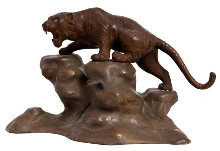 Tigre à l'air menaçant en bronze de couleur marron fonc