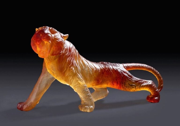 Tigre rugissant en pâte de verre ambrée