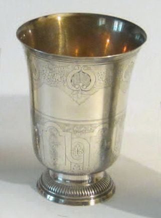 Timbale en argent, le corps gravé de coquilles et feuillages sur un piédouche godronn