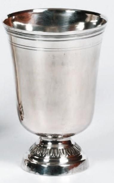 Timbale en argent, le piédouche orné de feuilles d'eau, la bordure soulignée de filet