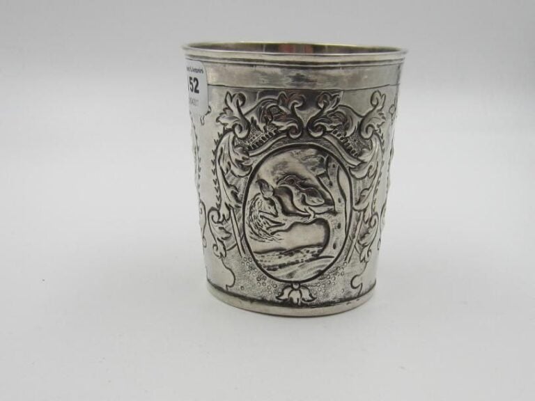 Timbale en argent (minimum 800 ‰) à décor d'oiseaux branchés, arbre ou édifice dans des cartouches ovales entourés de feuilles d'acanth