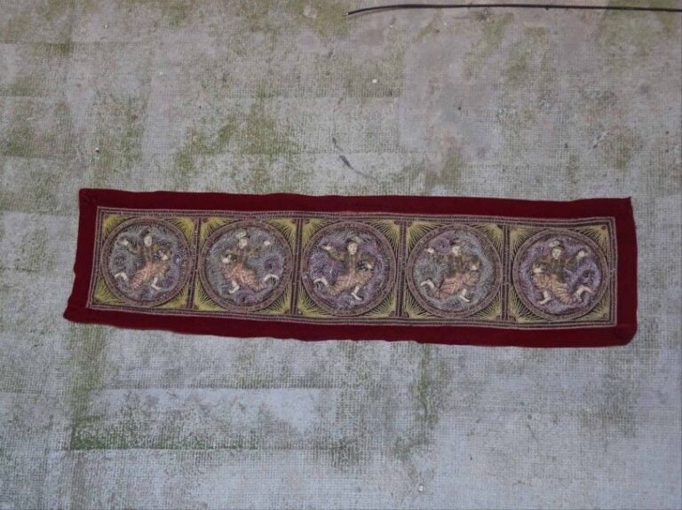 TISSU A BRODERIE REMBOURREE FIGURANT CINQ DANSEURS Thaïlande Epoque XXe siècle