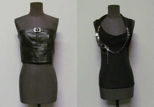 TOP en jersey viscose noir, décolleté bénitier à décor de sautoirs composés de boutons nacrés (griffe noire, graphisme vert) (env TM