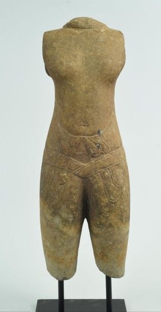 TORSE DE DIVINITE MALE DE STYLE BAPHUON EN PIERRE Sculpture moderne, style Khmer Socle moderne join