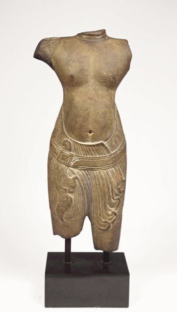 Torse de divinité masculine en grès beige de patine gris