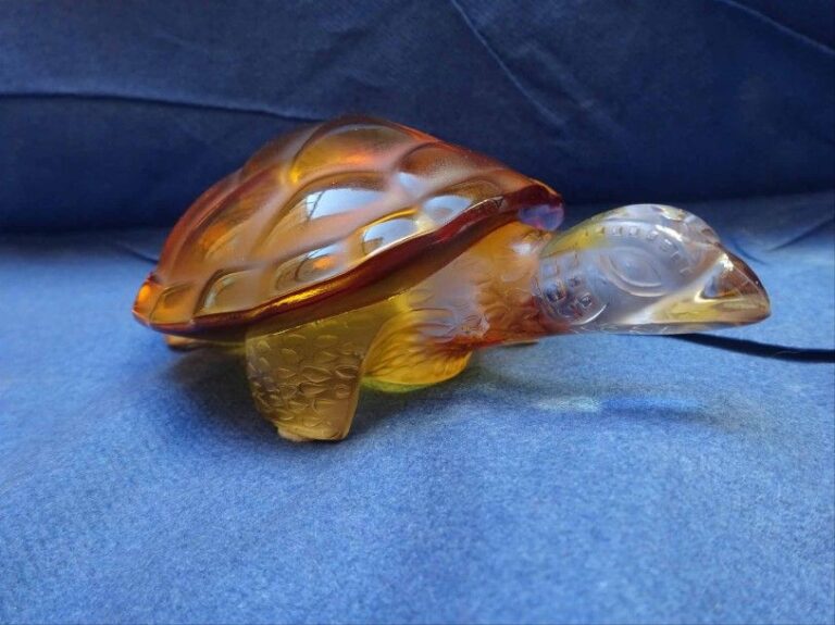 Tortue Caroline Sujet en cristal pressé-moulé partiellement translucide et coloré ambr