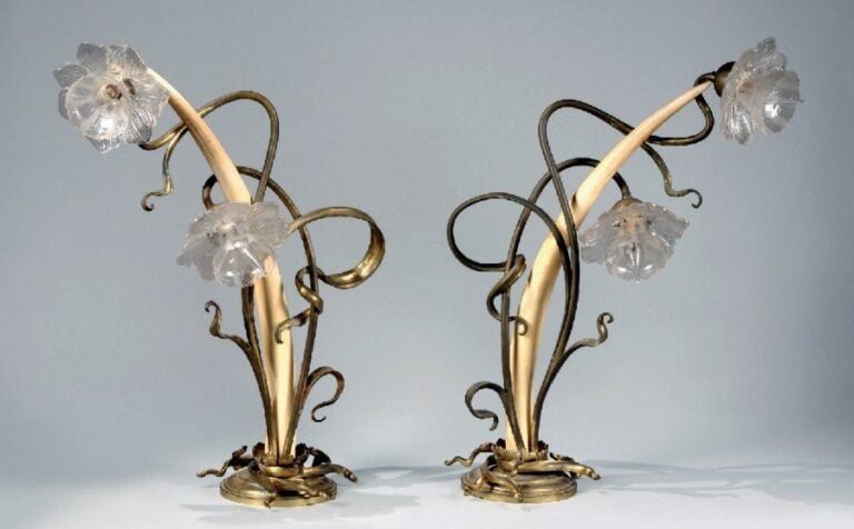 TRAVAIL FRANÇAIS 1900-1910 Paire de flambeaux en corne d'ivoire à montures d'origine en bronze doré à deux lumières, ornementés en applications de branchages en découpes libre