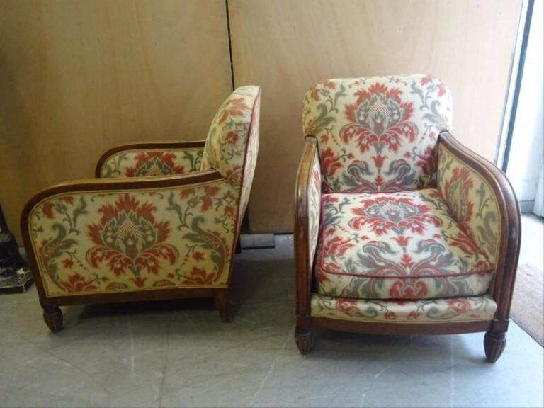 Travail français des années 1930, dans le goût de SUE et MARE Paire de fauteuils bas en bois massi