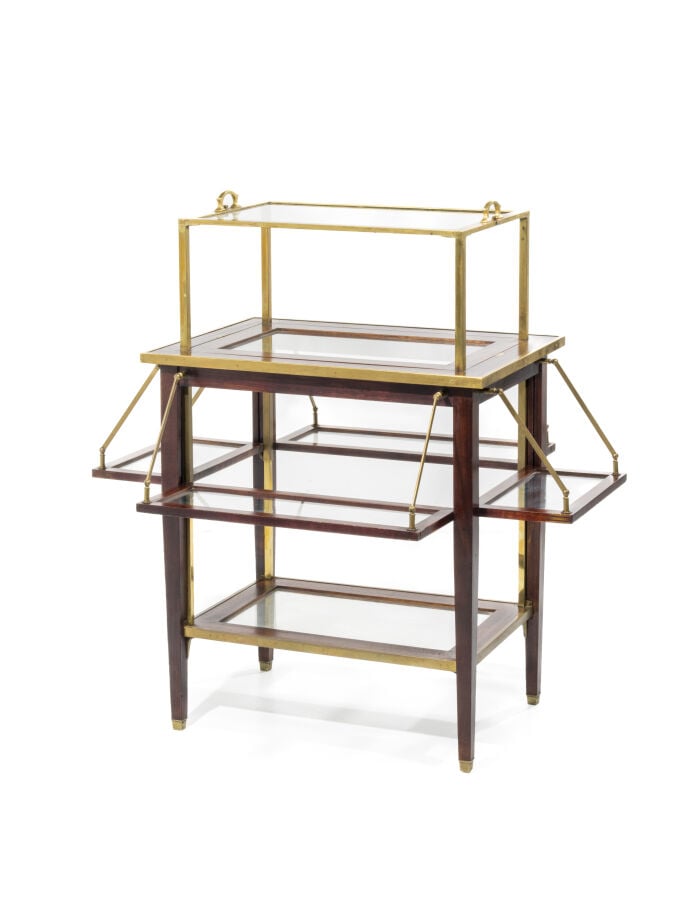TRAVAIL FRANÇAIS DU XXE SIECLE - Table desserte en acajou, bronze doré et verre…