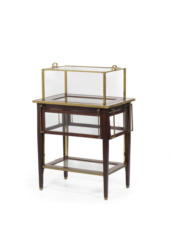 TRAVAIL FRANÇAIS DU XXE SIECLE - Table desserte en acajou, bronze doré et verre…