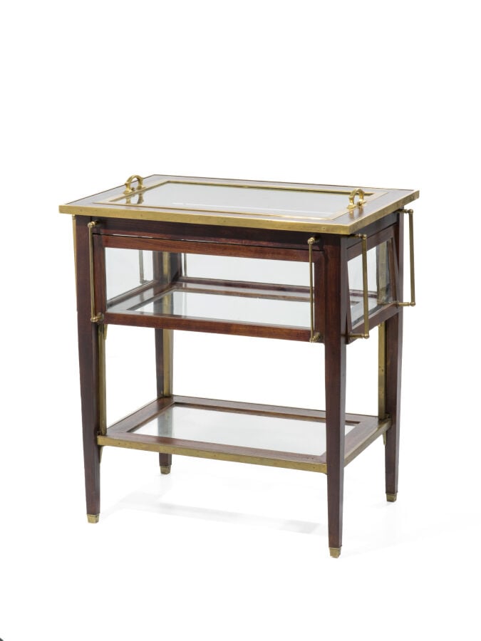 TRAVAIL FRANÇAIS DU XXE SIECLE - Table desserte en acajou, bronze doré et verre…