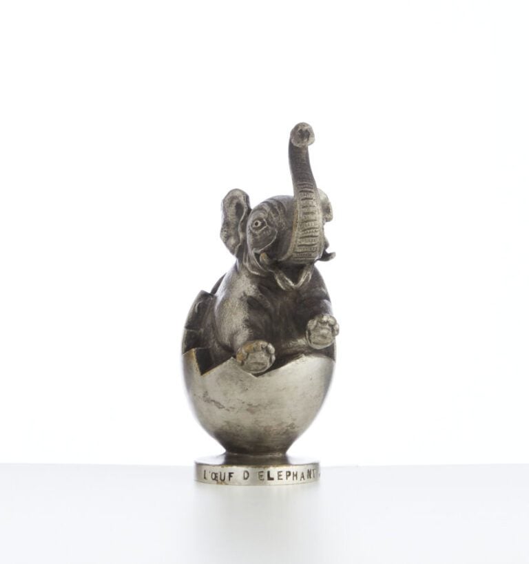 TRAVAIL FRANÇAIS - « L'oeuf d'éléphant » - Mascotte en bronze nickelé - Modèle…