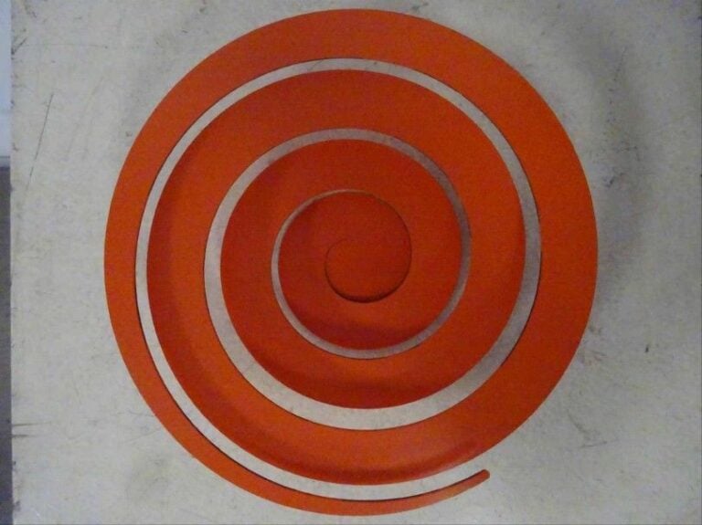 Travail italien des années 1970 Prototype de corbeille à fruits en fer découpé et laqué orang