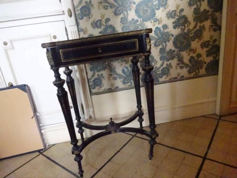 Travailleuse en bois noirci à décor incrusté de nacre et laito