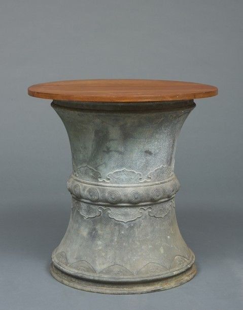 Très ancien socle en bronze d’une lampe de temple bouddhist