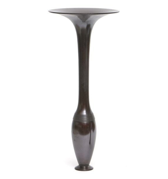 Très beau vase en bronze à long col de forme évasé