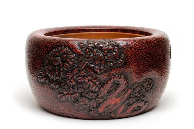 Très grand brasero (hibachi) de bois garni de laque kamakurabori rouge et noir