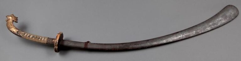 Très grand et très rare modèle en bois d'un sabre légèrement plié, avec tsuba et manche, le tout dans un fourrea