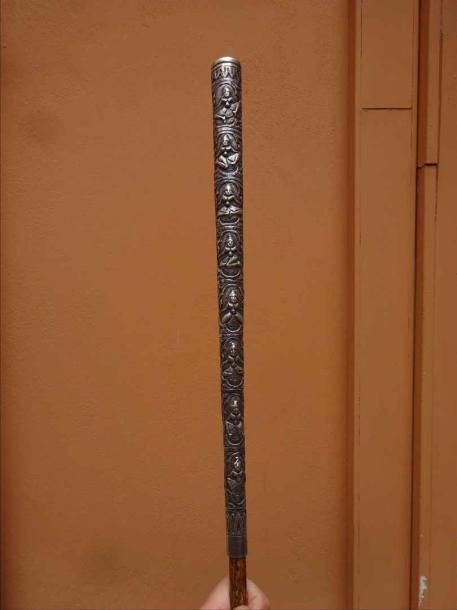 TRES GRAND MANCHE EN ARGENT ET SON OMBRELLE Probablement Inde et Madras, Circa 1900, De style swami / ou Siam L'ombrelle se déploie et se replie et présente un cran d'arrê