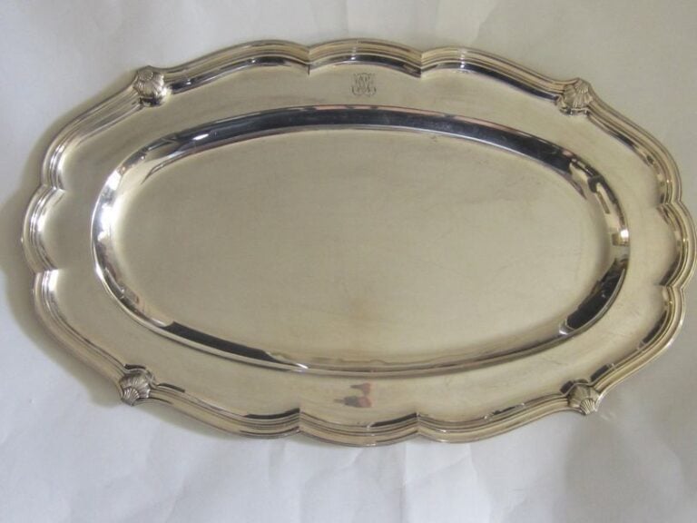Très grand PLAT OVALE en argent (950 millièmes), modèle filets contours et agrafes coquille