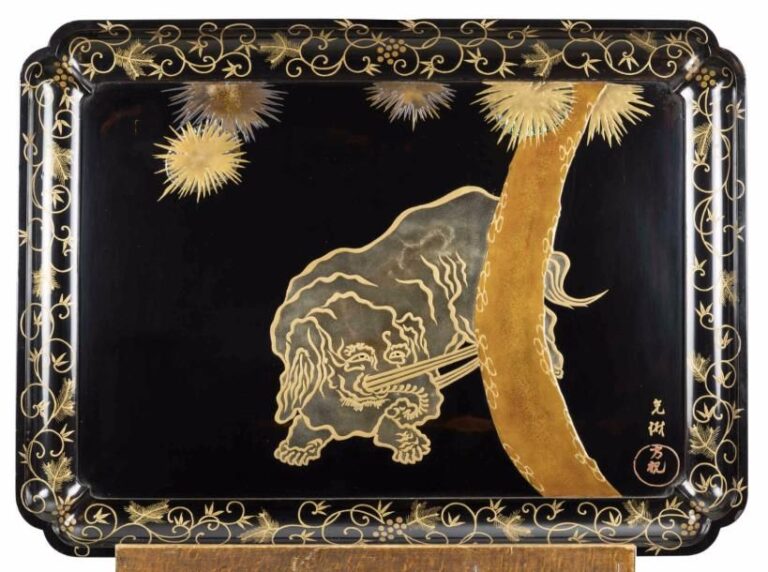 TRES GRAND PLATEAU LAQUE A DECOR D'ELEPHANT Japon, Epoque XXe siècle, Période Taisho De forme rectangulaire, à bords arrondis et à haut rebor