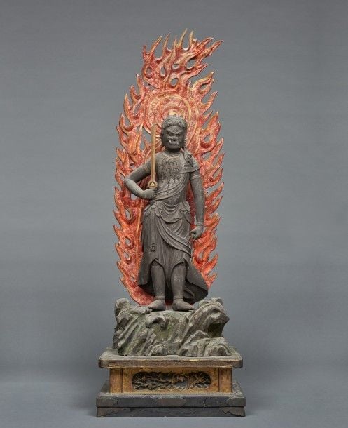 Très grande et exceptionnelle statue en bois peint figurant le personnage de Fud?, terrifiant roi de la sagesse selon le bouddhisme japonais ésotériqu