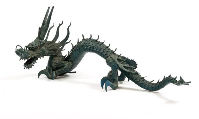Très grande figurine en bronze vert représentant un dragon avec de longues cornes sur la tête, une grande queue et trois griffes aux patte