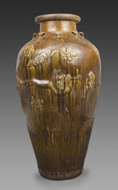 TRES GRANDE JARRE EN GRES A GLACURE BRUNE DE TYPE MARTABAN Chine, Dynastie Qing, Epoque XIXe siècle, De style Ming De forme ovoïde étirée, à col droit, lèvre ourlé