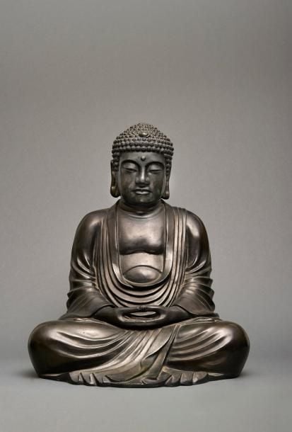 Très grande statue en bronze noir représentant Sakyamuni Bouddha, assis avec les mains faisant le geste de méditation dhyan