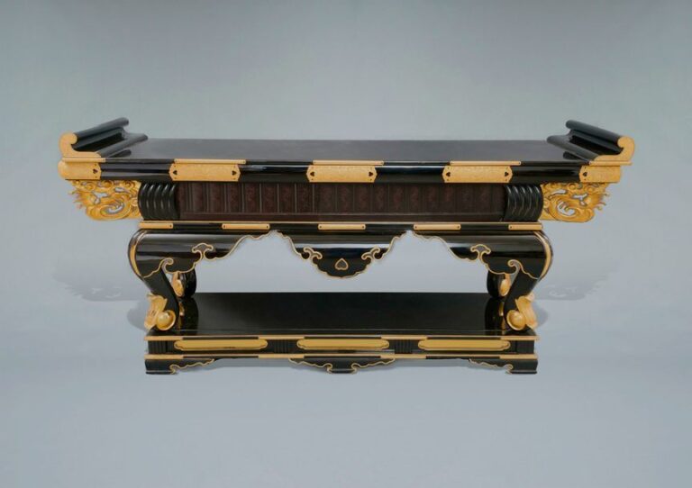 Très grande table de temple bouddhiste laquée noire (maezukue), avec des parties métalliques dorées et laquées o