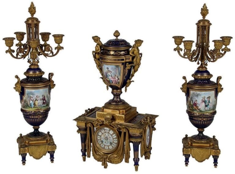 TRÈS IMPORTANTE GARNITURE DE CHEMINÉE en porcelaine de