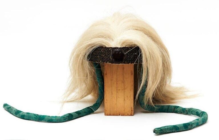 Très rare casque de cavalier (bajogasa) entièrement recouvert d'un postiche fait de longs poils de cheval blanchi