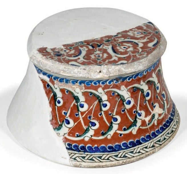 Très rare fragment de pied de vasque monumentale d'Iznik
