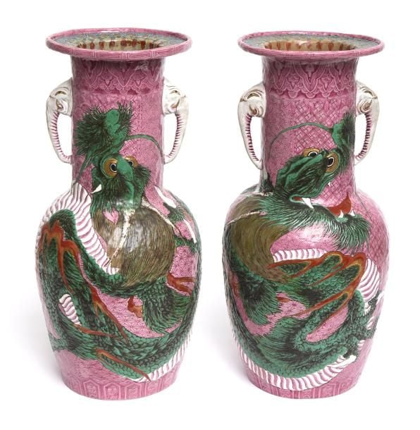 Très rare lot de deux vases en céramique de Banko polychromes et décorés de dragons verts aux yeux dorés qui encerclent le corps du vase sur