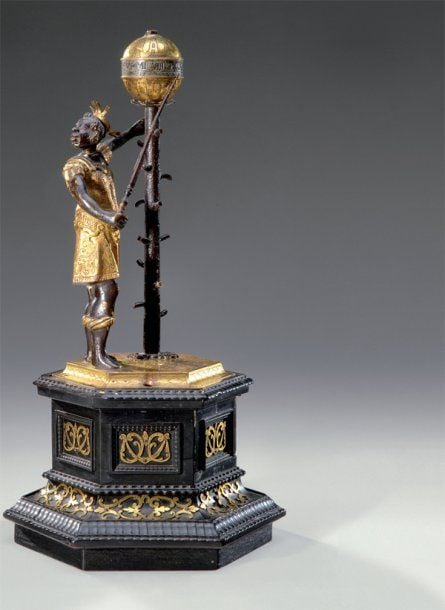 Très rare pendule à automate, en bronze très finement ciselé et patin