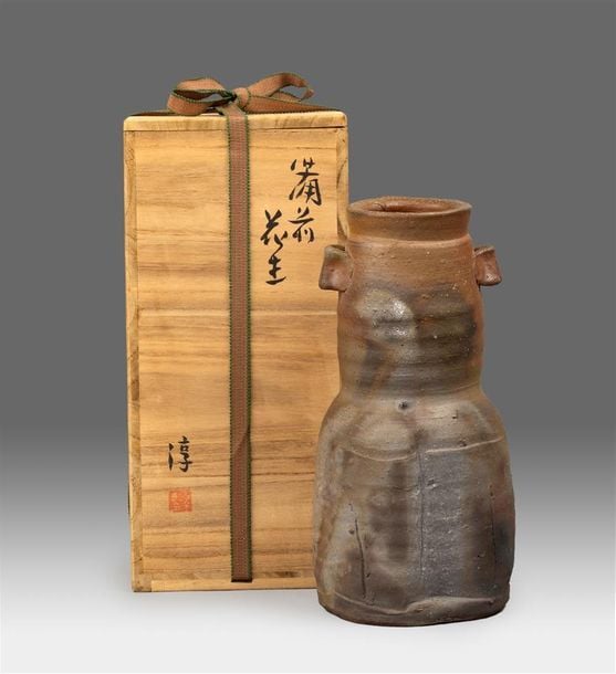 TRESOR NATIONAL VIVANT - VASE A OREILLES EN TERRE-CUITE PAR YAMAMOTO TOSHU (1906-1994)